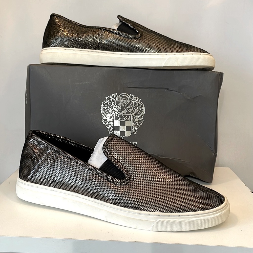 VINCE CAMUTO WOMENS BECKER SNEAKERS IN GOLD/BLACK METALLIC DIVA COLOR.